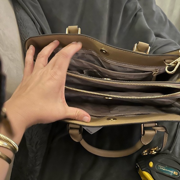 Like new Michael Kors Camille Bag - khaki colour - Picture 2 of 8